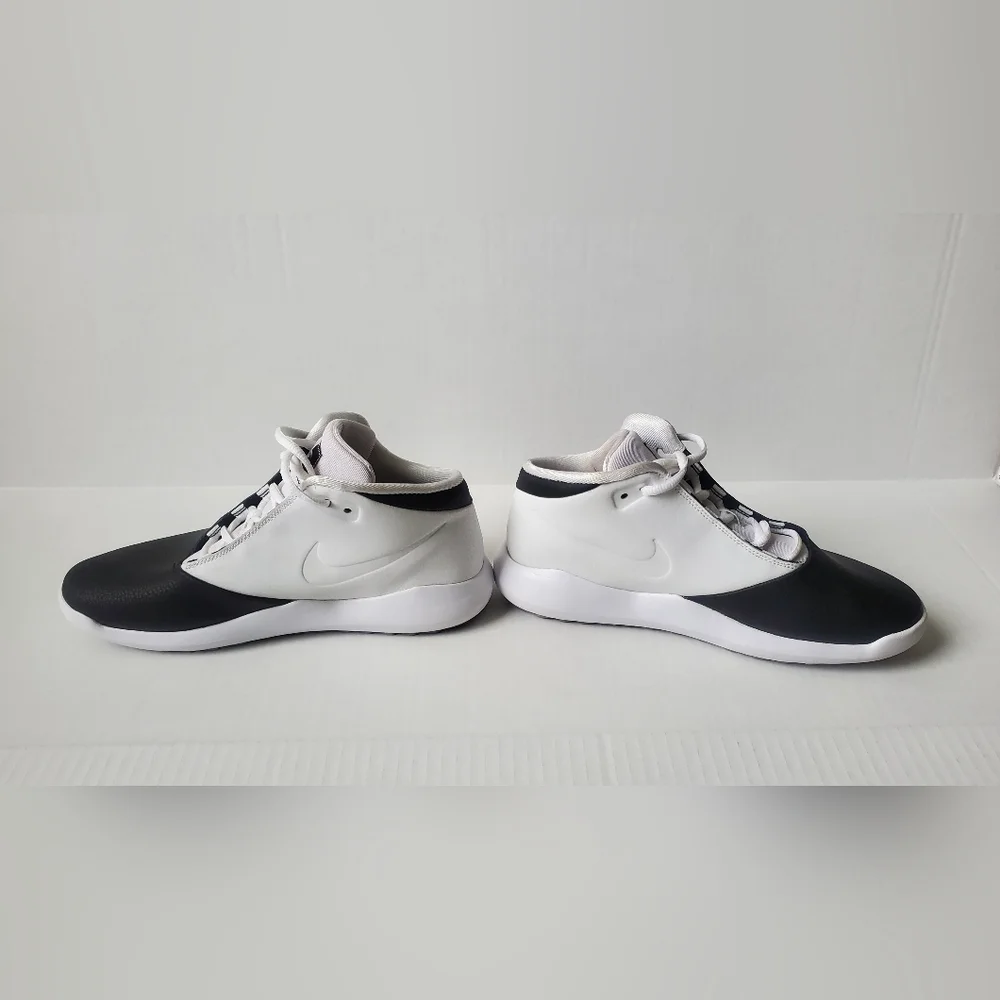 Nike Woman's Black and White Sneakers Sz 10